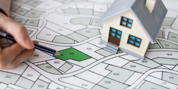 Grundstücksmarkt Nordwestmecklenburg: Bericht zeigt Stagnation bei historisch niedrigen Transaktionszahlen