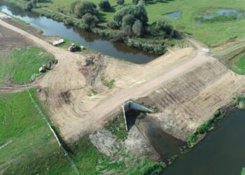 Polder Sückau-West: Moderner steuerbarer Durchlass ersetzt marodes Schöpfwerk