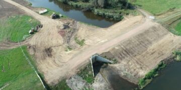 Polder Sückau-West: Moderner steuerbarer Durchlass ersetzt marodes Schöpfwerk