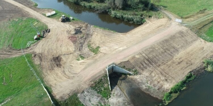 Polder Sückau-West: Moderner steuerbarer Durchlass ersetzt marodes Schöpfwerk