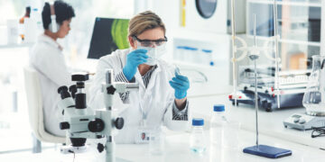 Neue Entdeckung in der Enzymforschung: Wasser als Schlüssel zur Aktivität