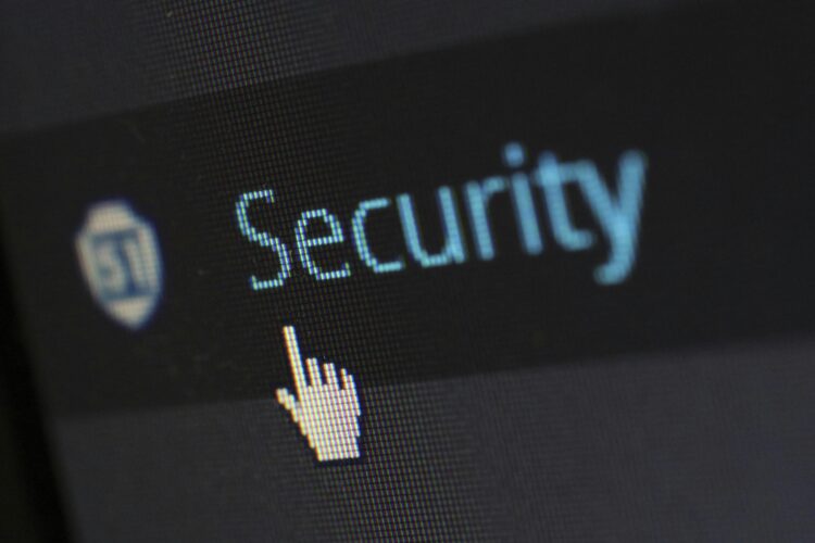 Wie Betriebe Risiken im digitalen und physischen Umfeld gemeinsam managen