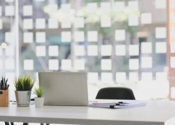 Fachkräftemangel im Büro: Wie KI und Automatisierung kleine Unternehmen in Mecklenburg-Vorpommern entlasten können